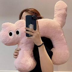 かわいい猫のu型ヘッドレストクッション腰は少女の誕生日プレゼントのベッドで寝ています。