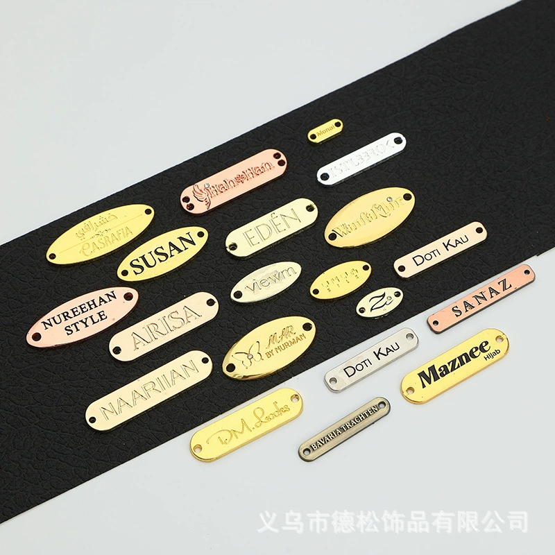 Литье под давлением металлическое пальто и шляпа одежда может быть настроена логотипом отверстие шва металлическая табличка пальто аппаратное украшение металлический маленький знак