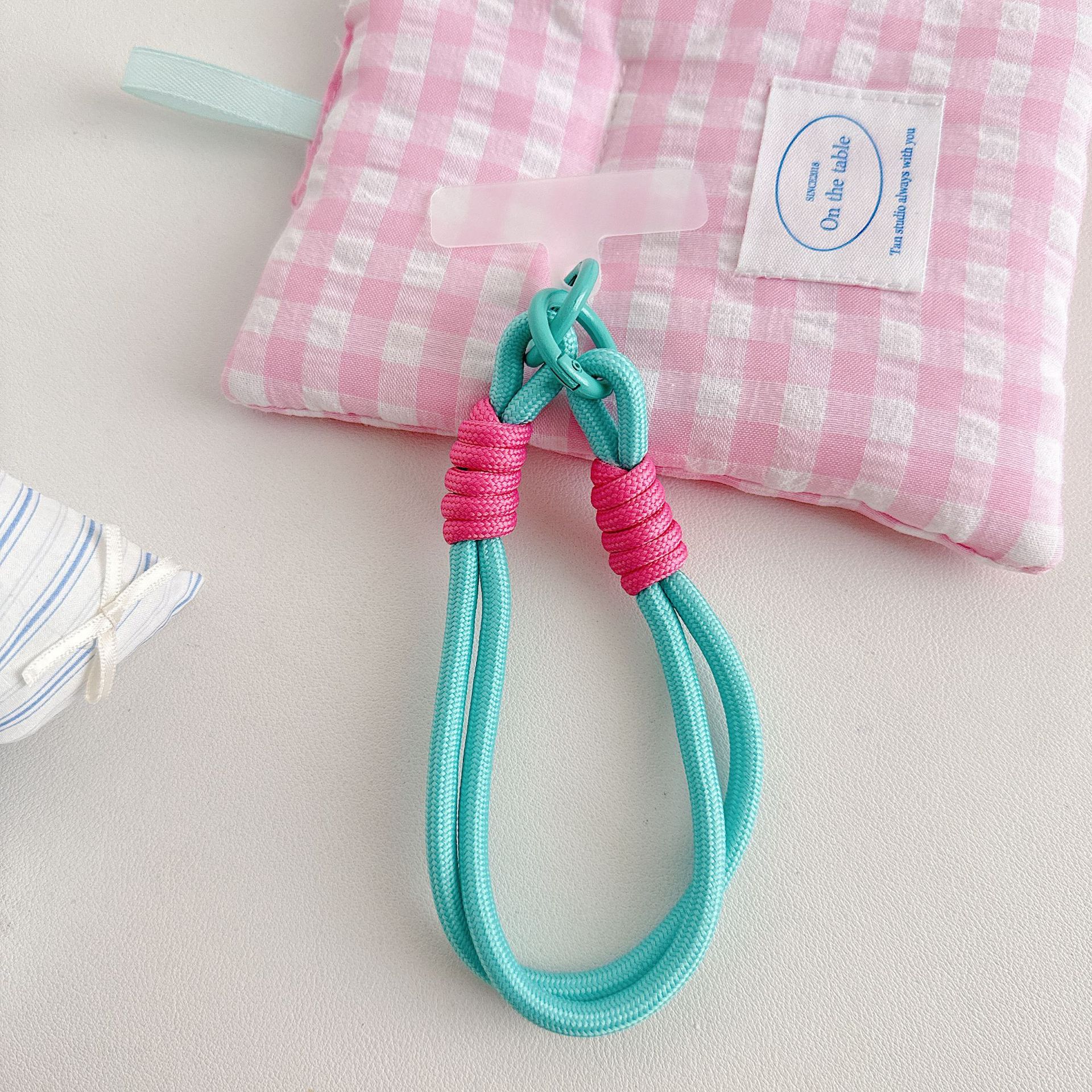 Boutique hecho a mano de alta gama para teléfono móvil cadena para colgar mujer estilo ins ligero lujo doble color muñeca cadena para teléfono móvil de moda/cuerda corta