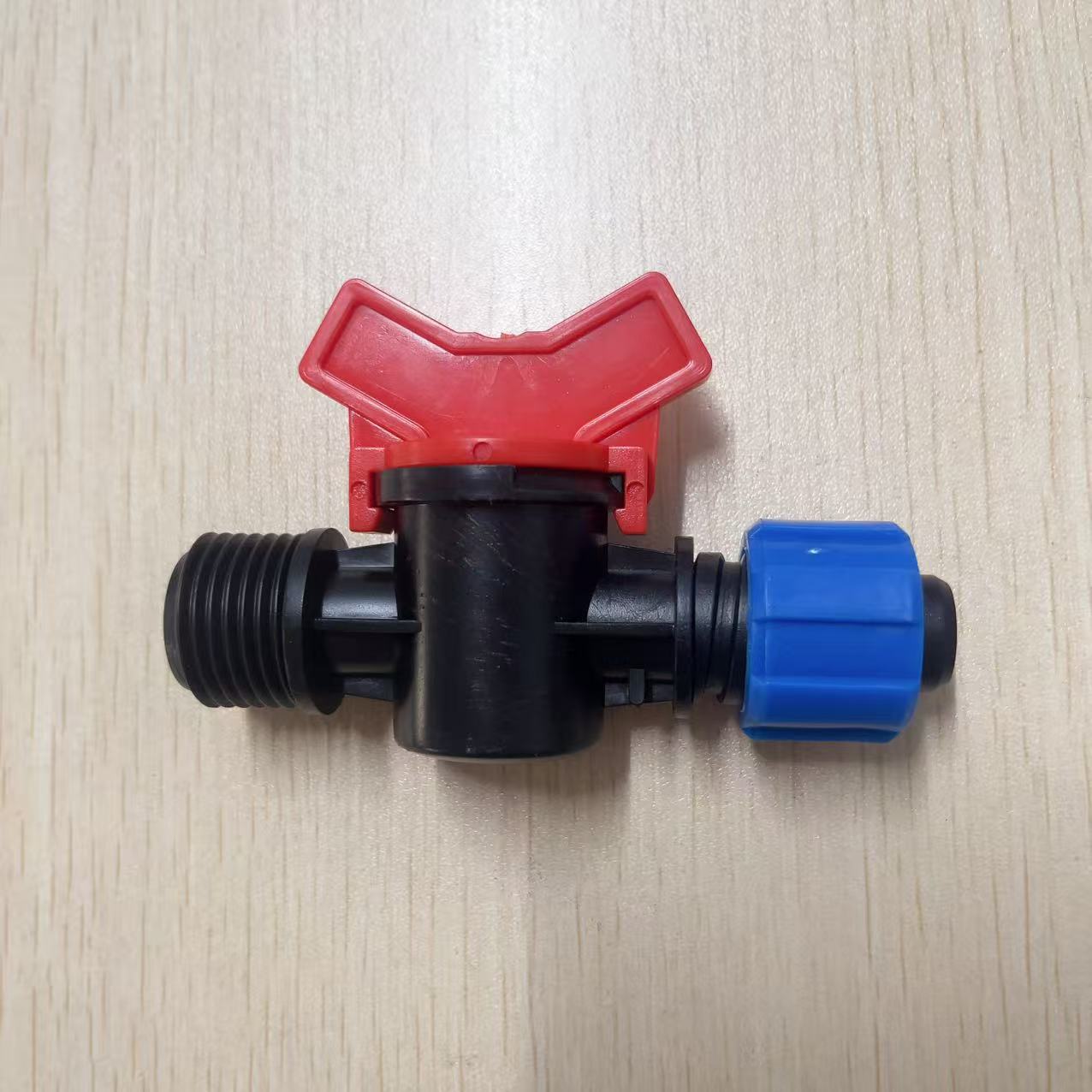 Bloqueo de tubería de 16PE * 4 puntos válvula de diente externa mango rojo 1 / 2 interruptor de alambre externo control de riego por goteo micro spraying tubería de riego