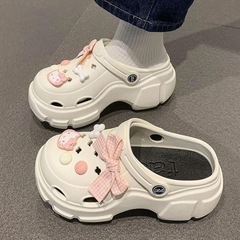 穴の靴の女性は夏の2025外に新型の超厚い底のファッションネットを着ます。