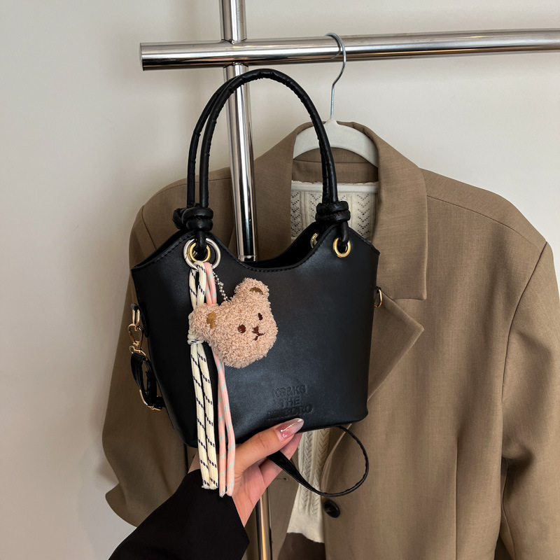 2025 nuevo bolso pequeño de estilo occidental simple y popular bolso de mensajero de moda de verano femenino bolso de cubo portátil casual