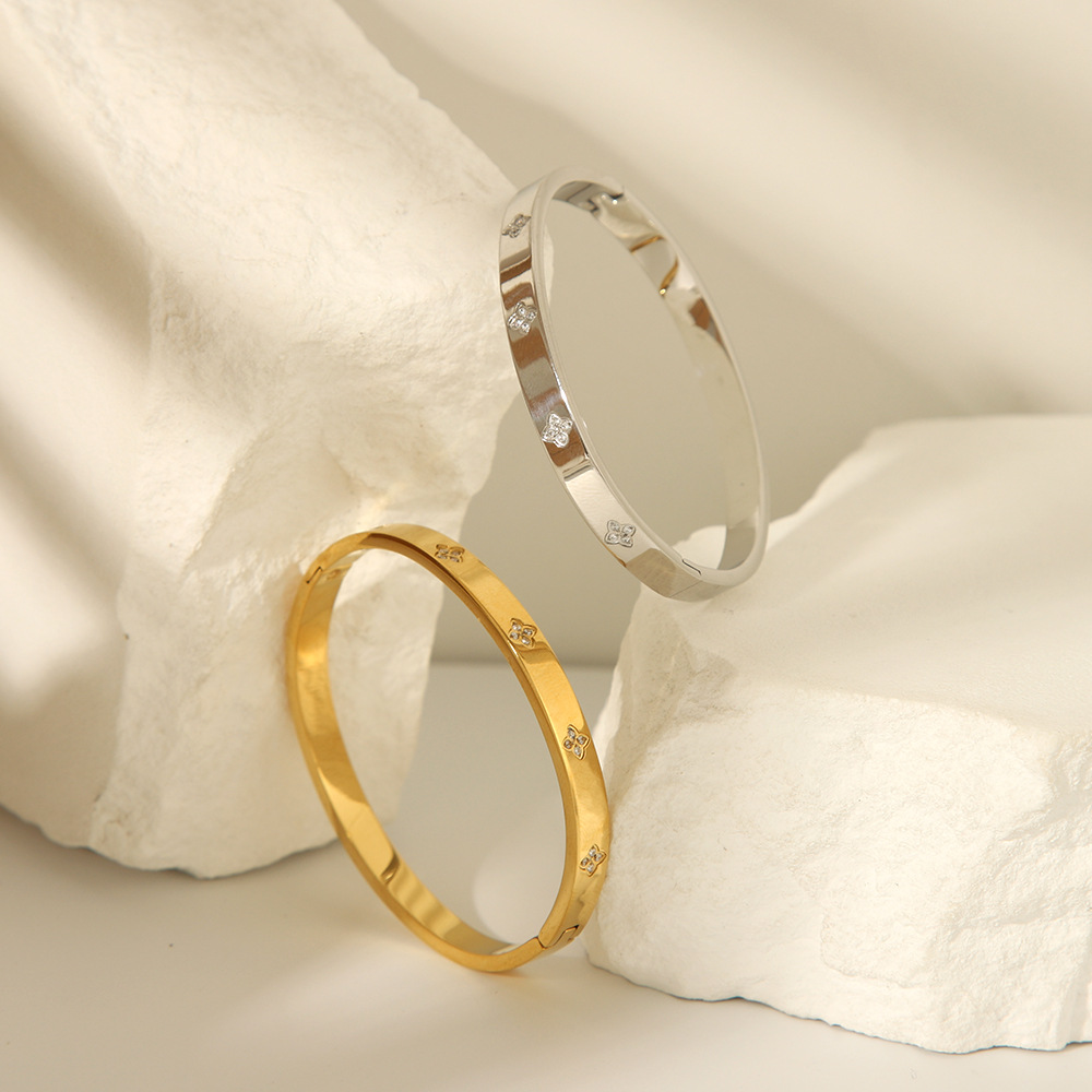 Ins estilo explosivo CNC diamante brillante flor de cuatro hojas flor de la suerte moda todo fósforo hebilla pulsera hecha a mano luz de lujo