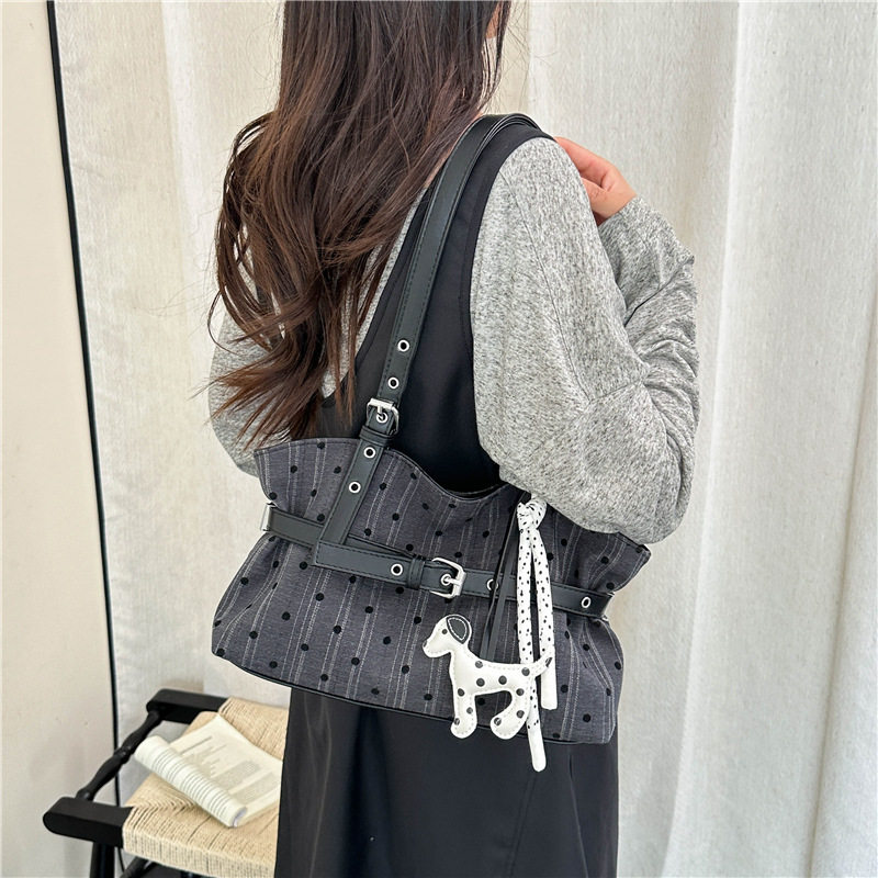 Túi tote kẹp nách nữ họa tiết chấm bi, form lớn đựng nhiều đồ, có dây đeo vai — Màu cà phê Không có mặt dây chuyền, Đen không có mặt dây chuyền, Màu cà phê có mặt dây chuyền, Màu đen có mặt dây chuyền chi tiết 21