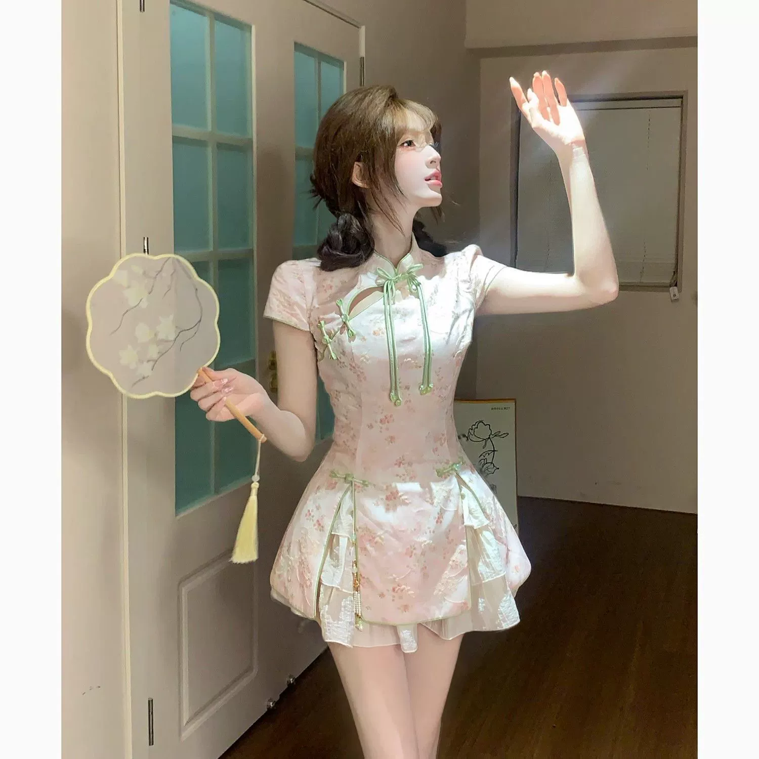 Новое розовое улучшенное платье Cheongsam в китайском стиле с короткими рукавами и пуговицами в китайском стиле, женская летняя короткая юбка с разрезом на талии и цветочным принтом