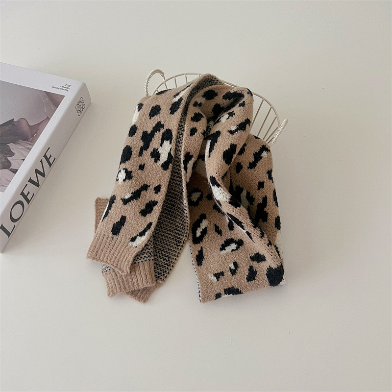 레오파드 무늬 스카프 카키