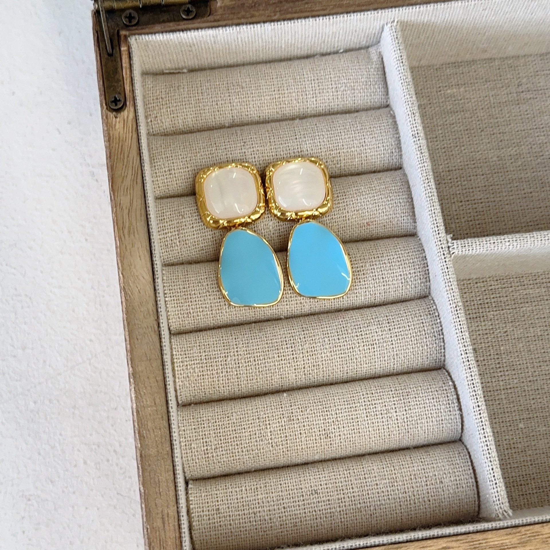 Pendientes retro de concha de alto grado Pendientes azules de Lago estilo francés Hepburn elegantes pendientes de estilo Socialite de Hong Kong nueva moda