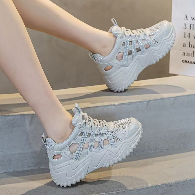 Mesh hueco zapatos blancos para mujeres 2026 nuevo verano Dongdong transpirable fondo grueso aumento deportivo sandalias casuales