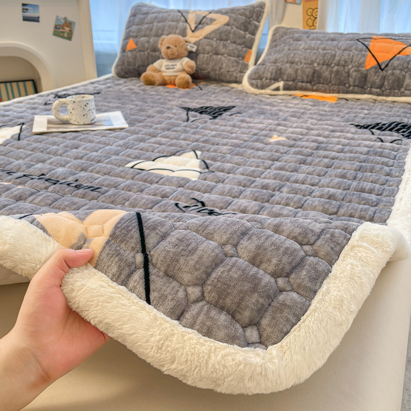 심플한 트라이앵글 밀크 벨벳