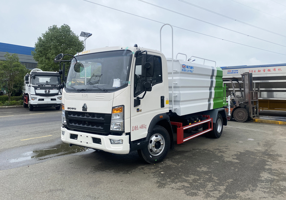 7-ton blue license plate heavy-duty HOWO sprinkler truck, Hubei Chengli brand 7-cubic-meter landscaping and construction site sprinkler truck, dust suppression vehicle
