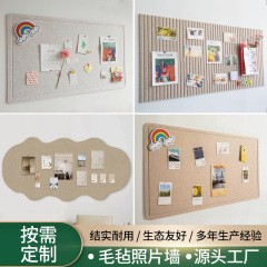 穴を開けないでください。自分で接着します。フェルトの壁に幼稚園の作品の展示板を貼ってください。