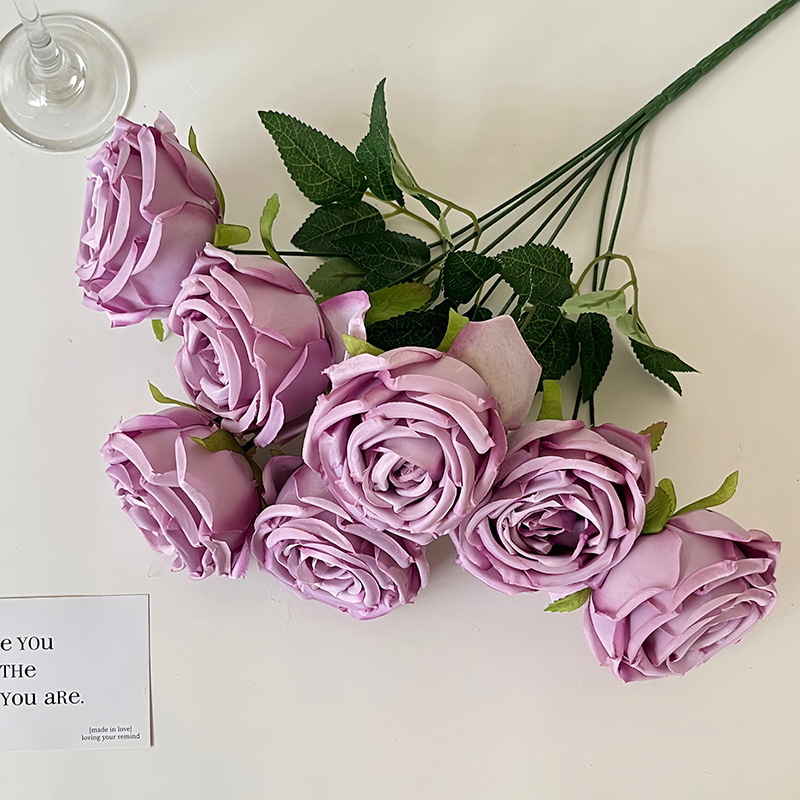ヨーロッパ風の真似をして、7頭の皇妃のバラの造花の客間の生け花の結婚祝いの装飾の手を持って花卉の撮影の道具を持ちます。|undefined