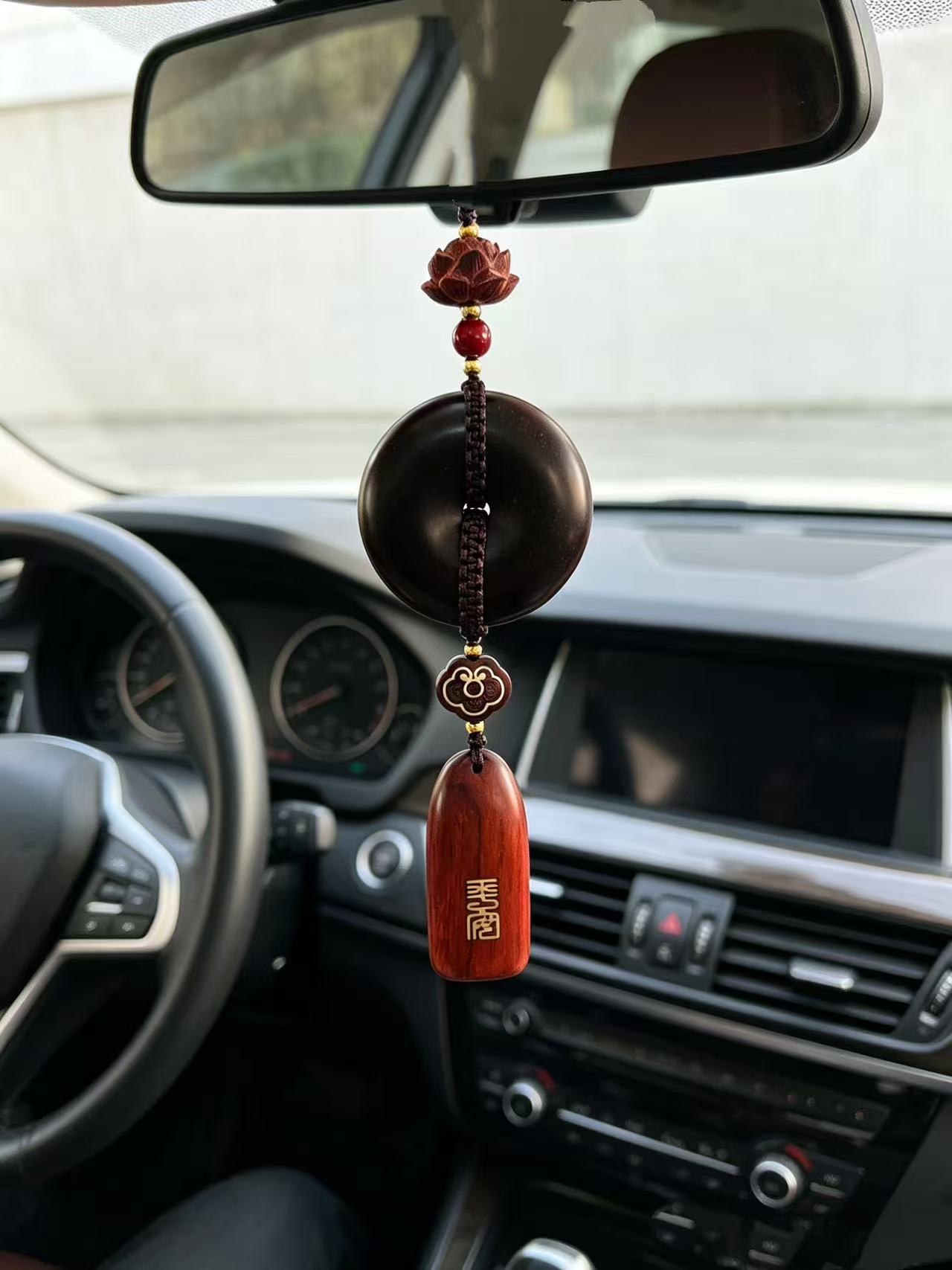 Traditional Chinese Style Sandalwood Peace Amulet Car Pendant for Rearview Mirror Interior Decoration Creative Bead Chain Hanging Ornament Wholesale