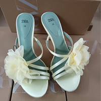 New women's shoes with fashionable big flower decorations, pointed high-heeled sandals, open toed slippers, French slim heel sandals