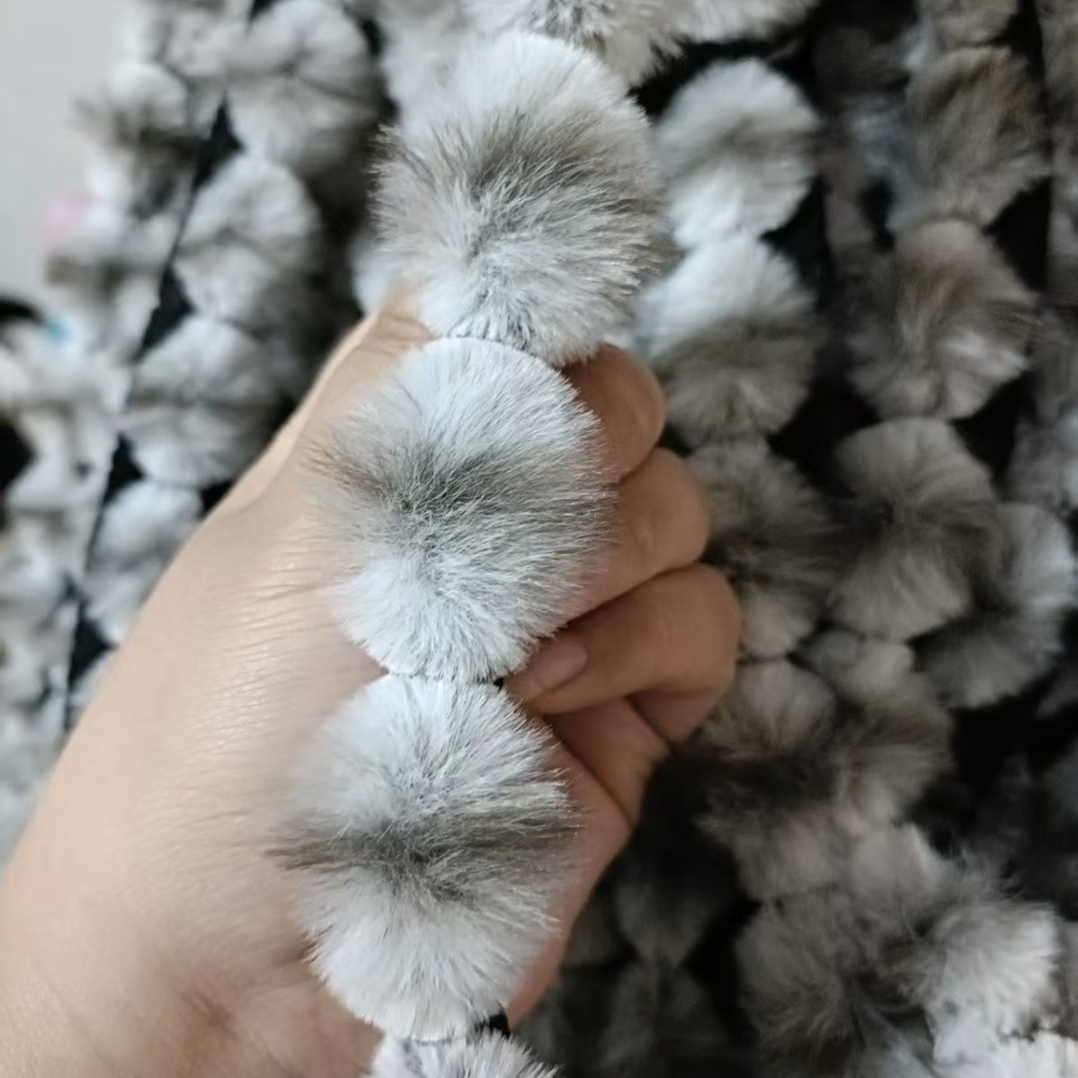 仿獭兔双色球球毛条服装鞋帽抱枕家纺辅料手工葫芦款花边毛毛领