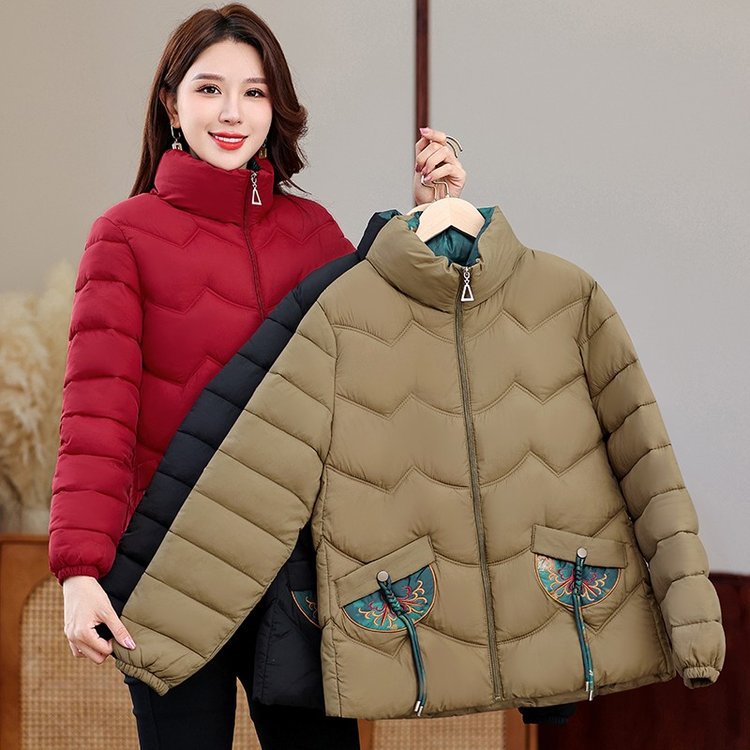 Madre, ropa de algodón de estilo nacional para mujeres, otoño y invierno 2024, nueva chaqueta de algodón bordada retro multifuncional, abrigo de algodón de mediana edad