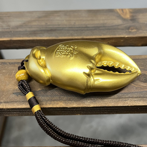 Pure copper has money in the hand, there are pliers in the hand, handles, pendants, ornaments to attract wealth and treasure, brass crab claws, gifts