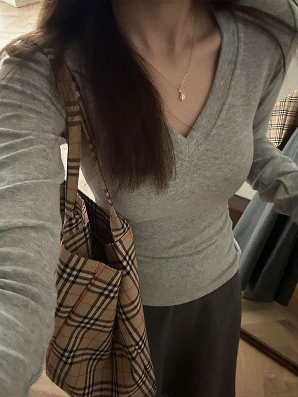 純粋な欲の灰色のvネックの正肩の長袖のtシャツの女性の秋冬の中で底のシャツを掛けて基礎の項のギャルのタイツの上着を修理します。