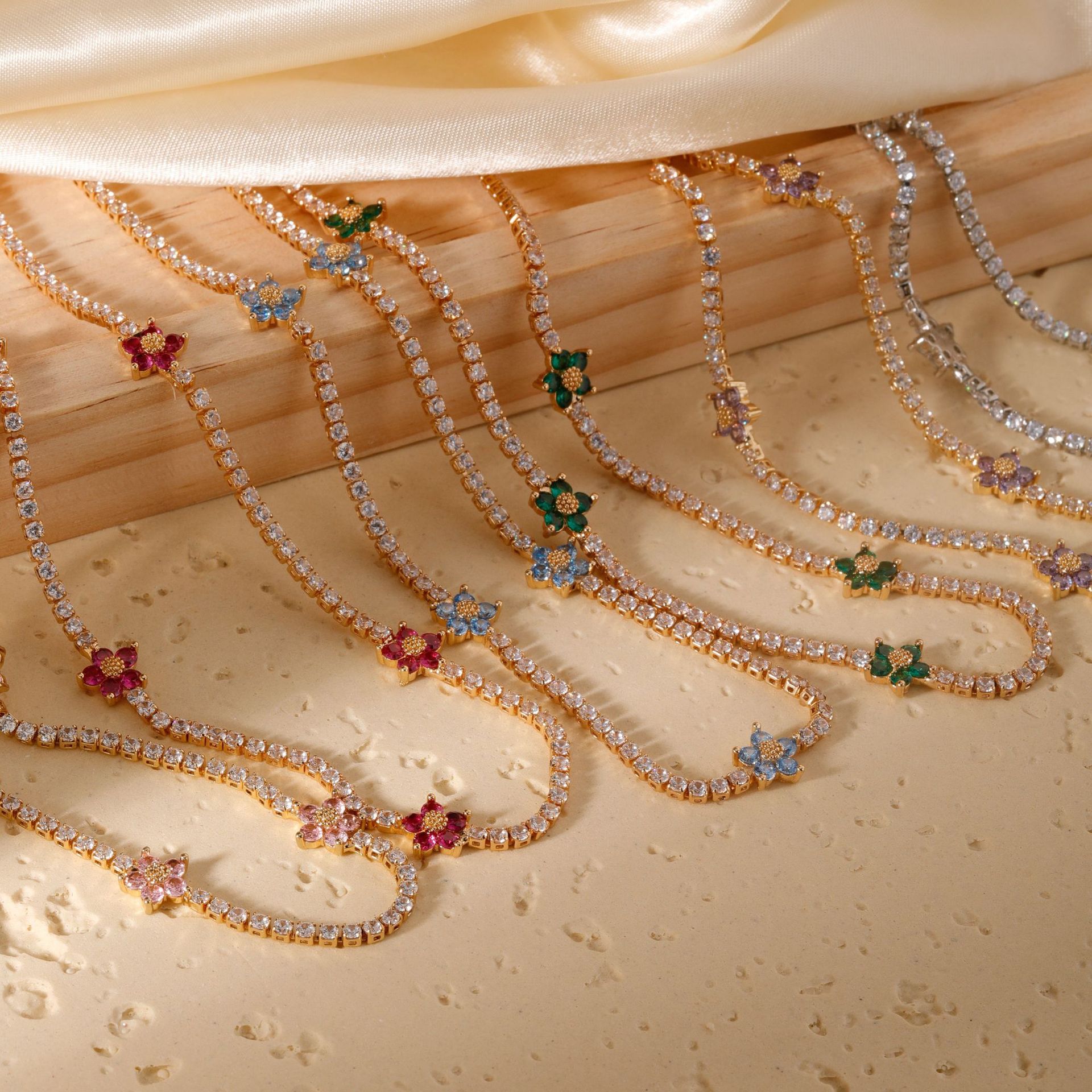 Halskette Mit Blumenanhänger Und Diamantbesatz Im Luxusdesign_voghion.com
