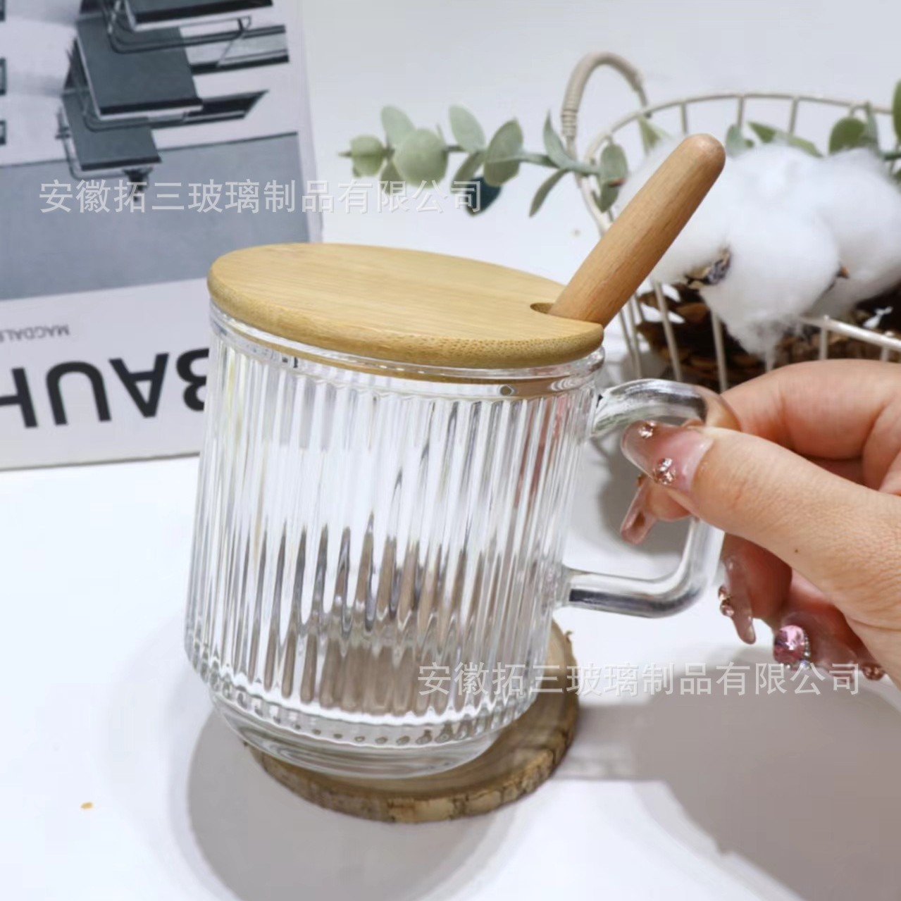 Cuchara de madera con tapa de bambú transparente con patrón vertical
