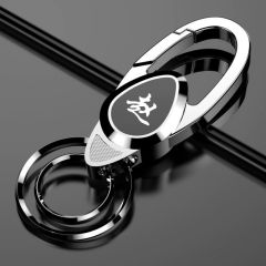 苗字のキーホルダーの男性は車のキーホルダーのロックをなくしてウエストのリングの個性のアイデアを掛けます。