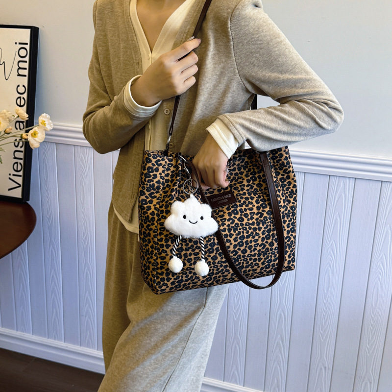 Bolsa de balde de alta sensación Boemia tote 2024, nuevo bolso popular universal, bolso de hombro de gran capacidad para mujeres