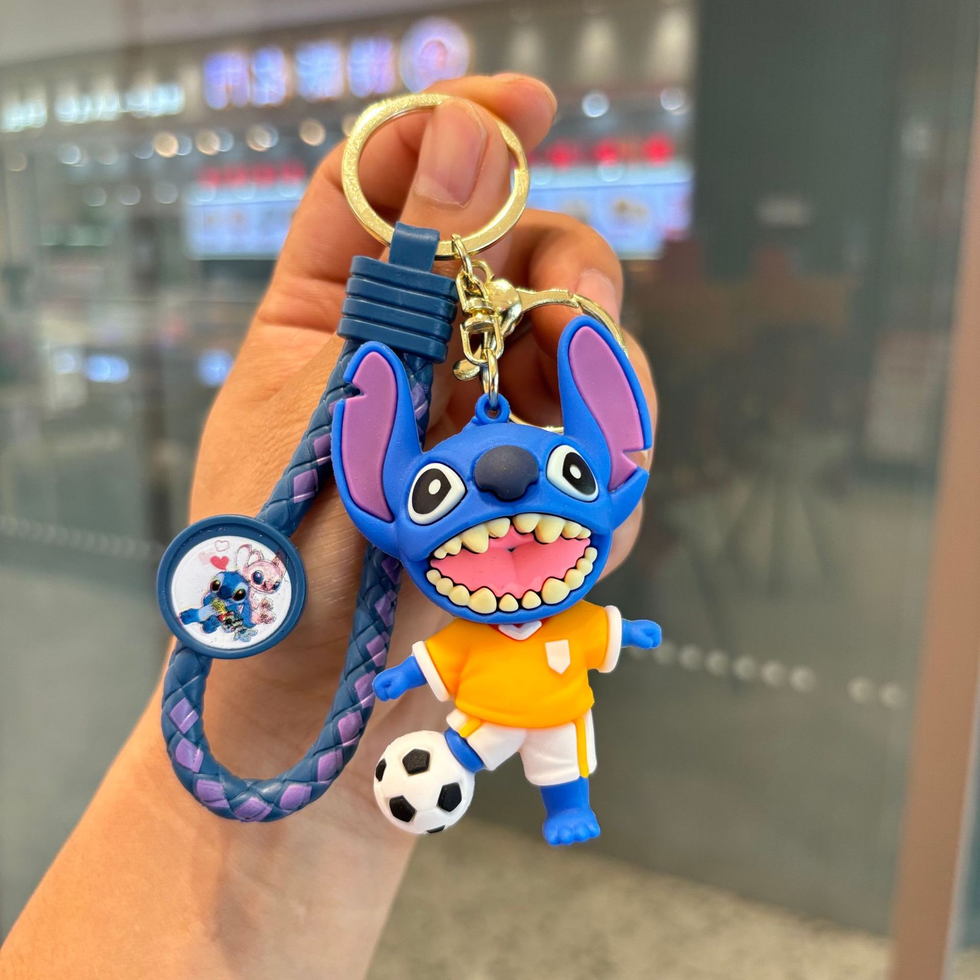 Creativo nuevo estilo deportivo Stitch llavero dibujos animados muñeca grande mochila escolar colgante máquina de garras pequeño regalo al por mayor