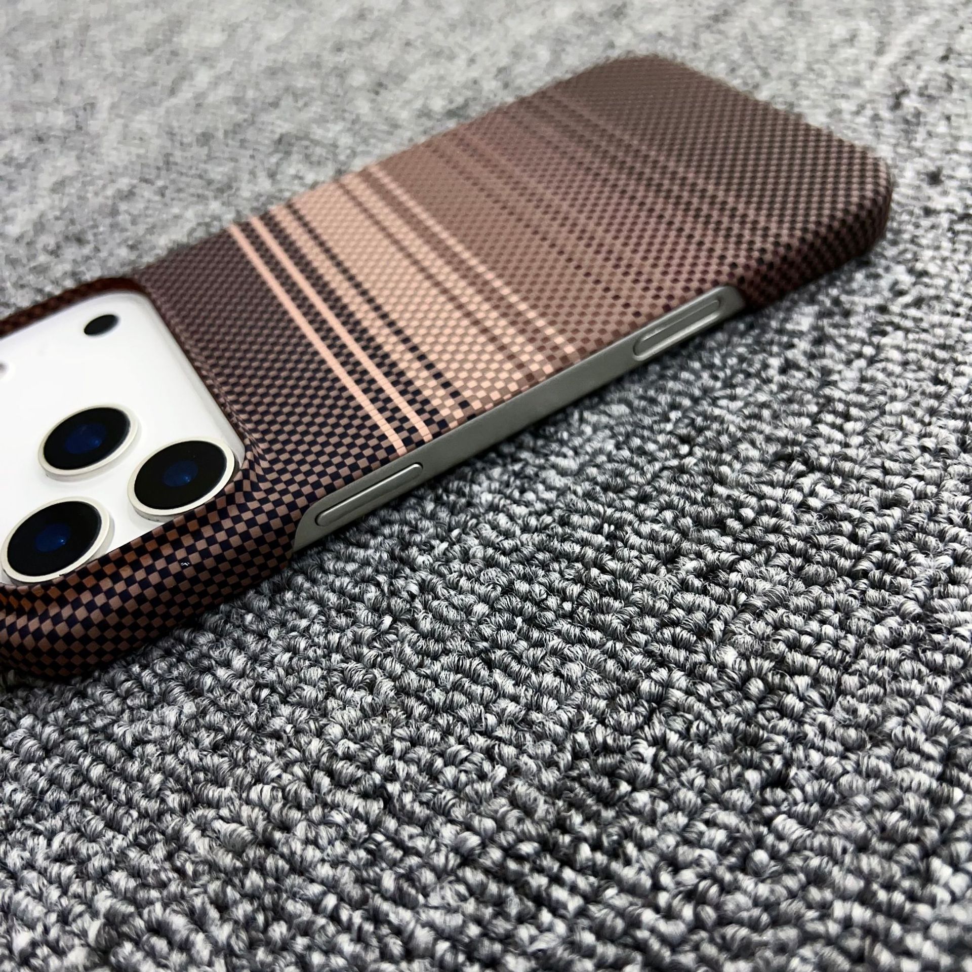 Coque Magnétique Iphone 17 Pro Max Texture Fibre Carbone Kevlar_voghion.com