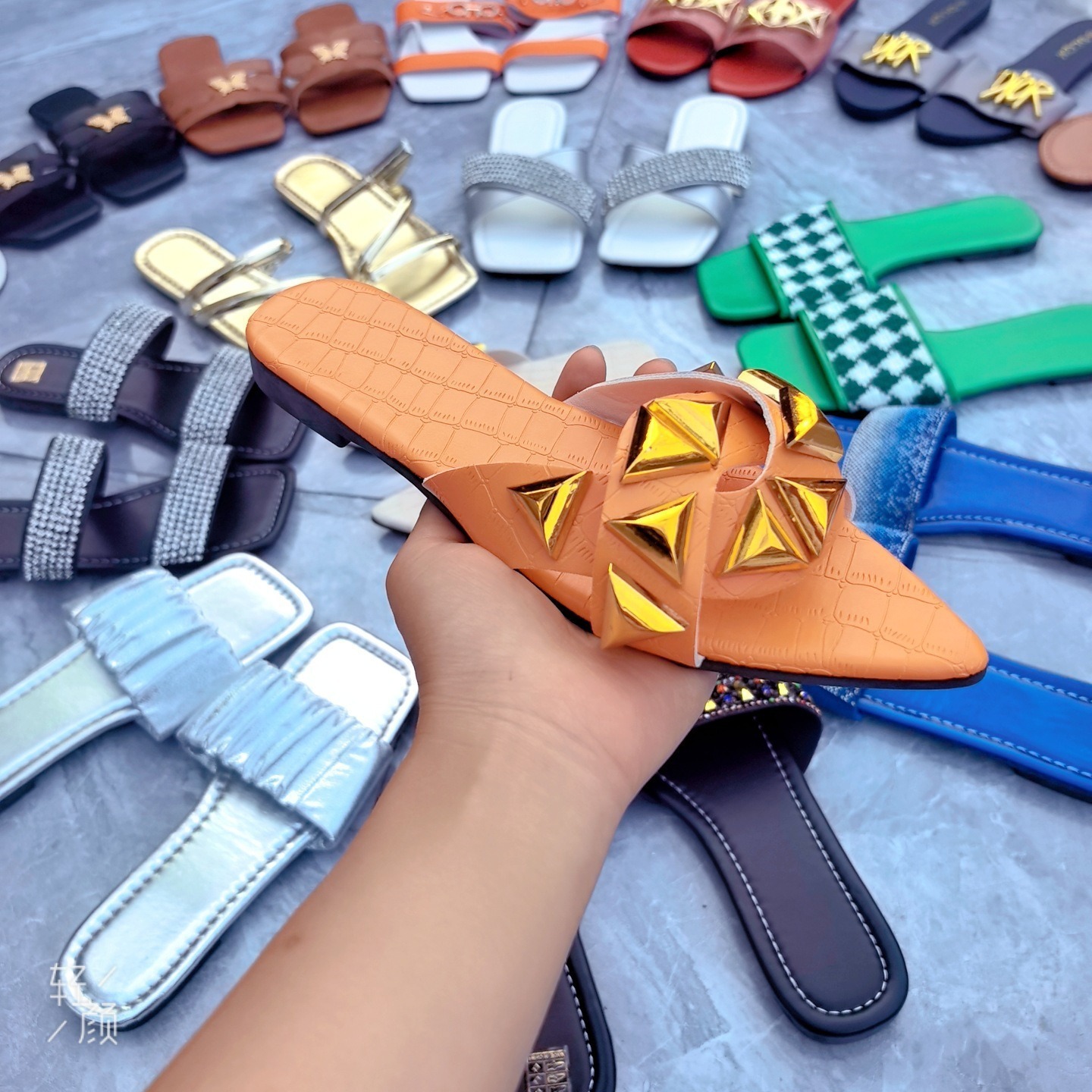 2025 nuevas zapatillas de suela plana, zapatillas de tendencia de mujer, sandalias de verano, zapatillas de bajo precio