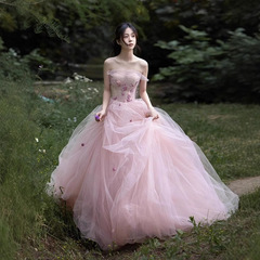 ピンクのドレスの女性2025新作の胸を拭く花嫁の婚約式のスカートの超仙のウェディングドレスの成人式はお姫様のスカートを逃げます。