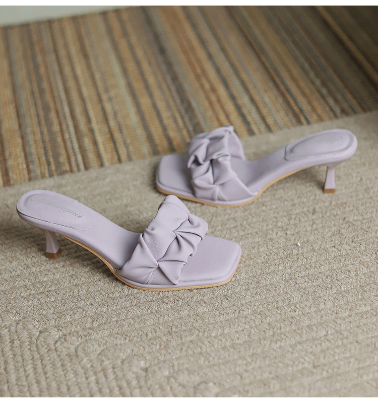 Zweilagige Hausschuhe aus Rindsleder, die im Sommer 2024 bei Frauen beliebt sind, mit Falten und einem geraden, schmalen Absatz, runder Spitze und offener Zehenpartie im koreanischen Stil_voghion.com