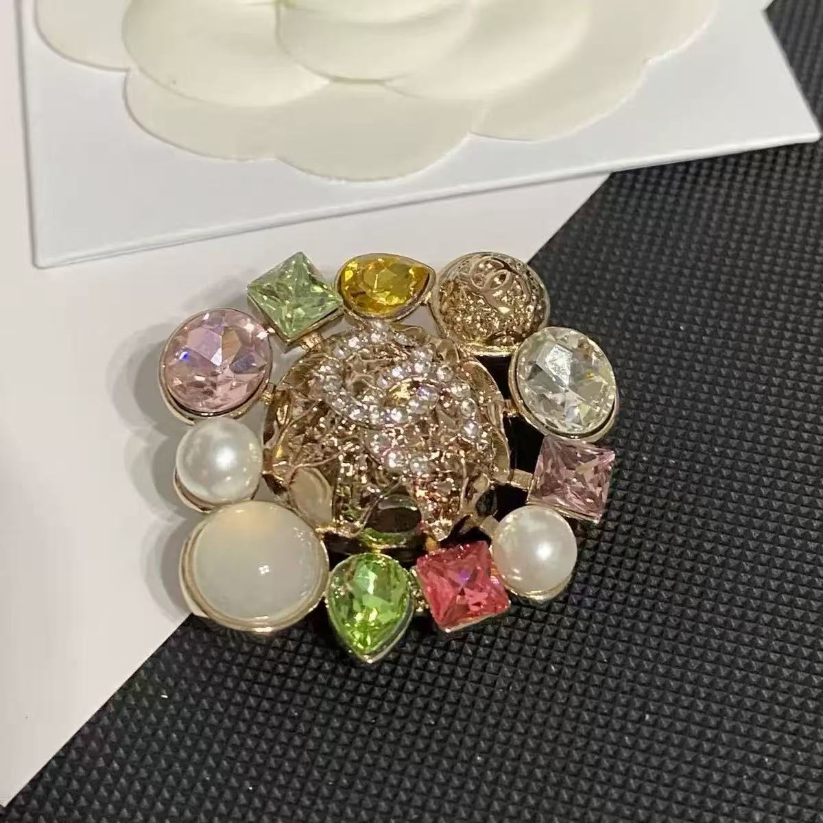 Classic Chanel-Style High-End Gold-Plated Brooch, Fashionable Retro Star Ocean Personality Trend, Sweet and Cool Heart Design