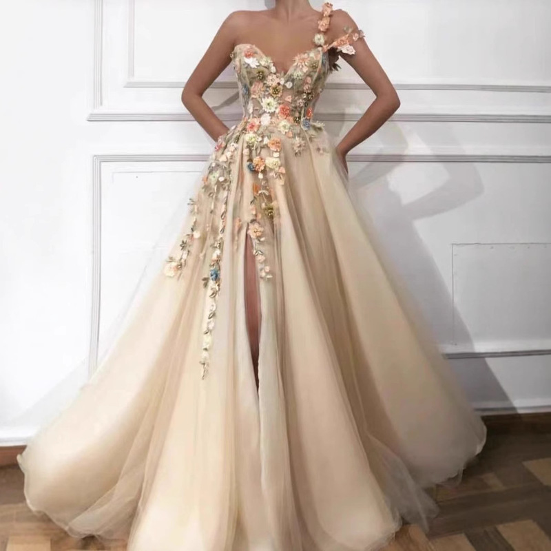 Cross-border foreign trade champagne-colored one-shoulder dress with three-dimensional flowers, high slit, sweetheart neckline, popular for travel photography and foreign trade websites Cross-border foreign trade champagne-colored one-shoulder dress with three-dimensional flowers, high slit, sweetheart neckline, popular for travel photography and foreign trade websites