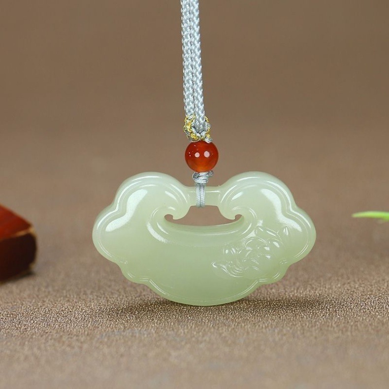 Mặt dây chuyền ngọc Hetian hình mây lành khóa an toàn, dài 25–30 mm — Màu xanh nhạt, Màu nắng đậm, Màu nắng trung tính chi tiết 10