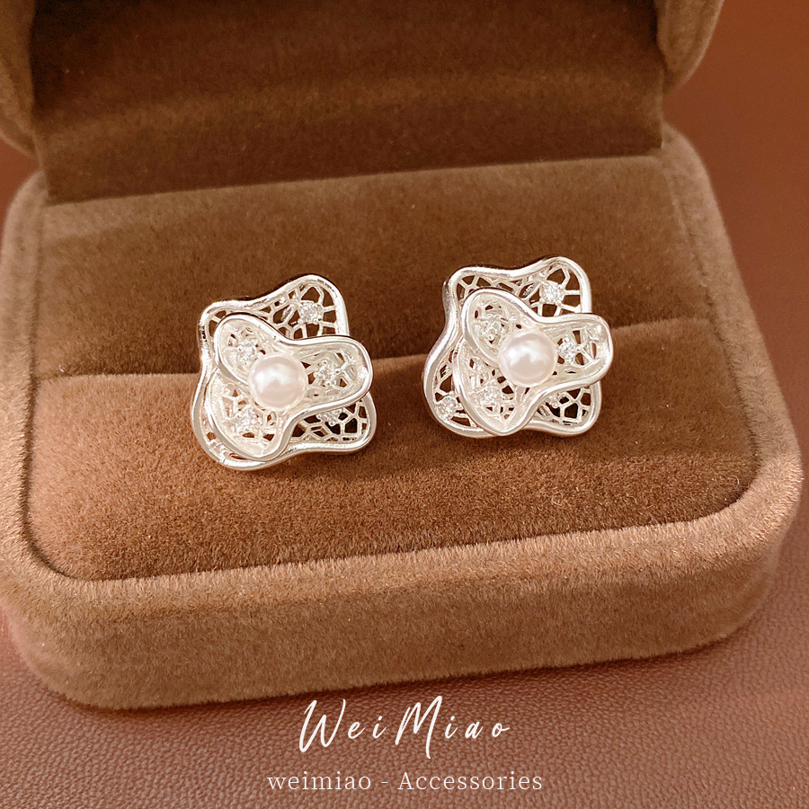 Aguja de plata zircon hueco flores perlas pendientes de perlas estilo moderno simple pendientes diarios lujosos alta sensación auriculares al por mayor image 4