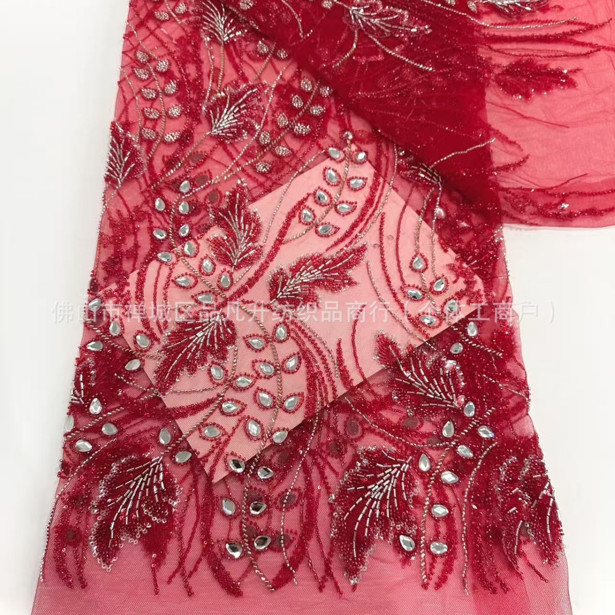 Hecho a mano DIY contraposición tubo de perlas bordado tela de cena de moda europea y americana V-collar tela de vestido de cola de pez
