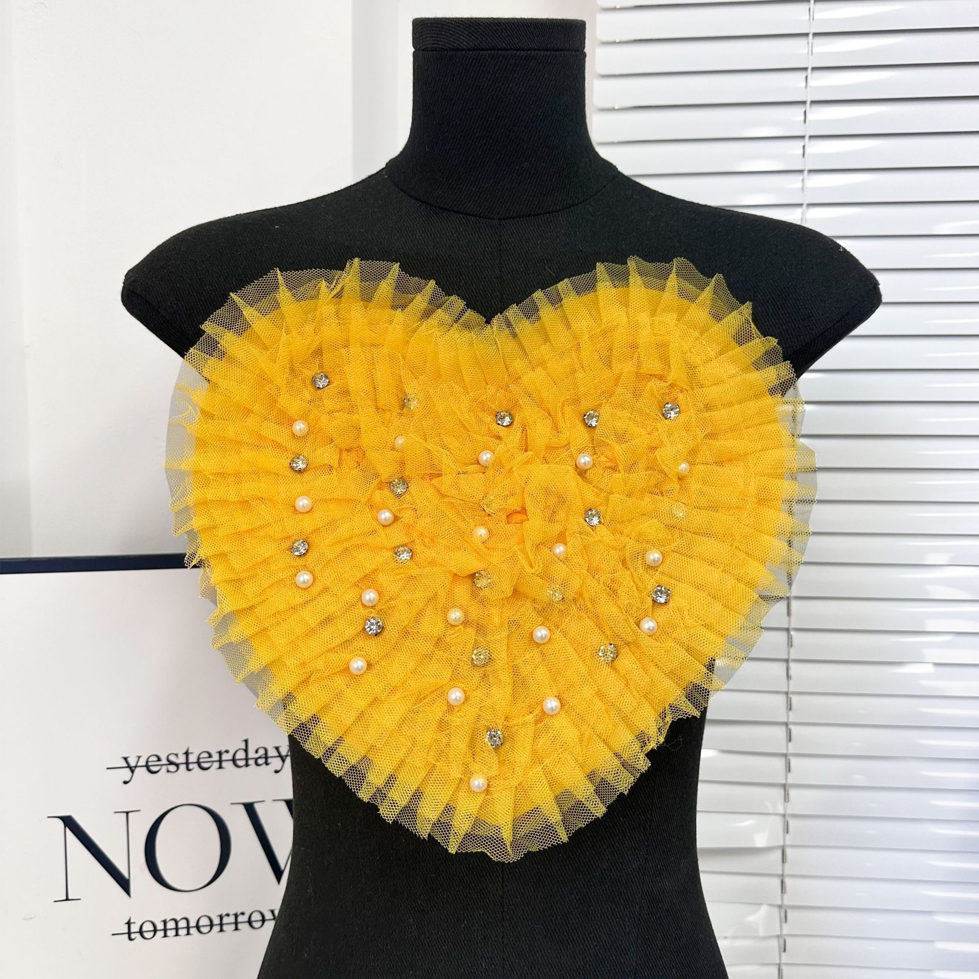 Europa y los Estados Unidos sexy cinturón delgado decoración pectoral clavos cuentas amor malla estereoscópico tela plegado calcomanías accesorios de ropa de mujer image 4