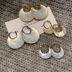 天然両面の白い貝の母の耳は古いお金の風の新型の高級感の重工業の個性のイヤリングのファッションの通勤の耳を掛けます。