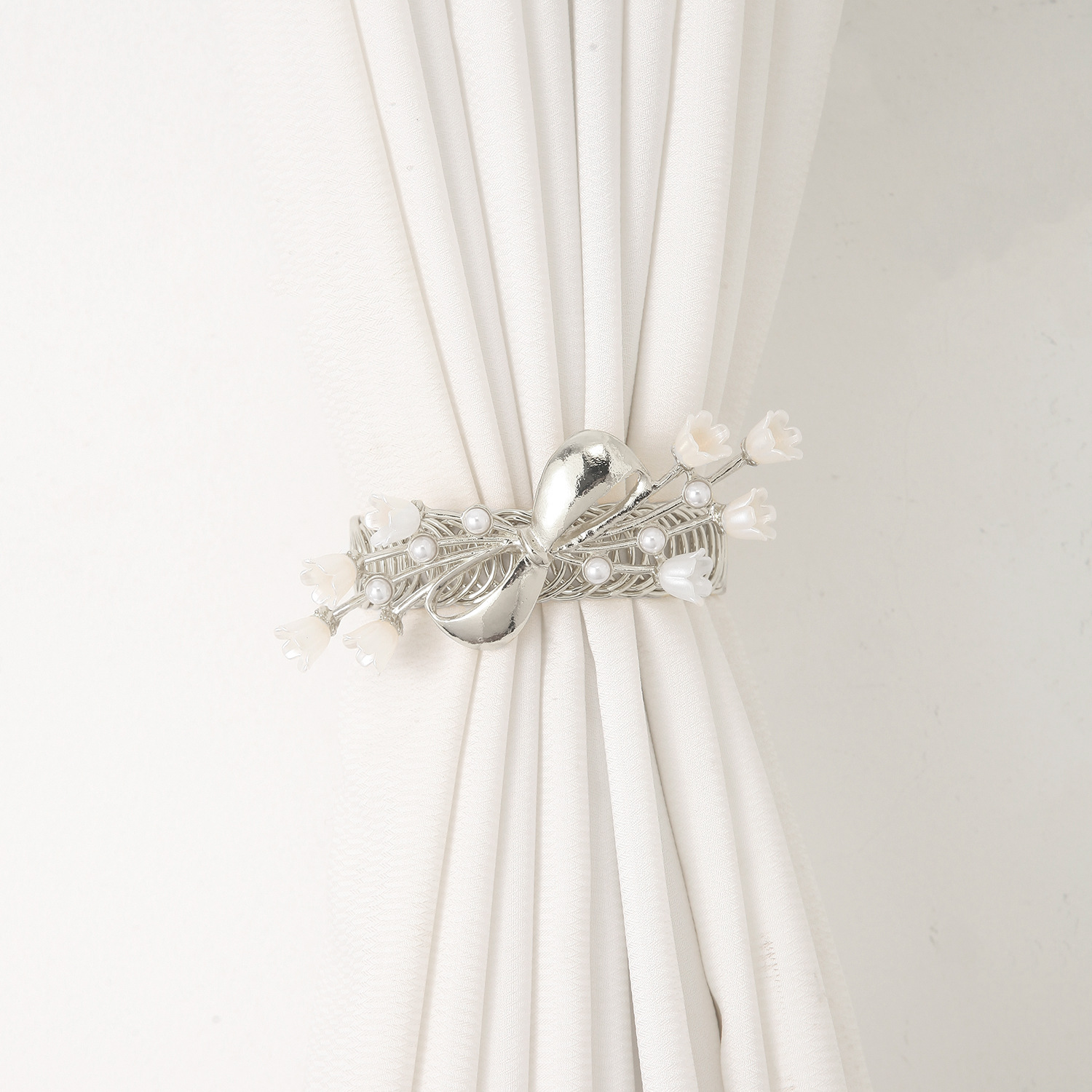 Abraçadeira de cortina com coração e pérolas elegante_voghion.com