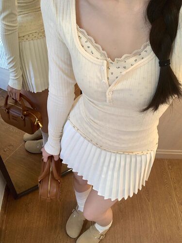 Apricot Short Floral Fake Two-Piece Long-Sleeve Women's T-Shirt for Spring and Summer, Slim-Fit Inner Layer, Sexy and Alluring Base Top That Makes You Look Slimmer.
