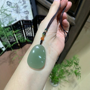 Hetian jade is safe and uneventful, with a delicate ice base, clear and moist, full in shape, exquisite and exquisite!