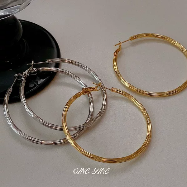 Simple and versatile textured large hoop earrings with a high-end feel, minimalist style, exaggerated retro, niche light luxury, and elegant temperament