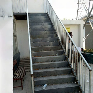 定制户外简易钢楼梯消防楼梯旋转梯室内L型梯阳台焊接铁室外防滑