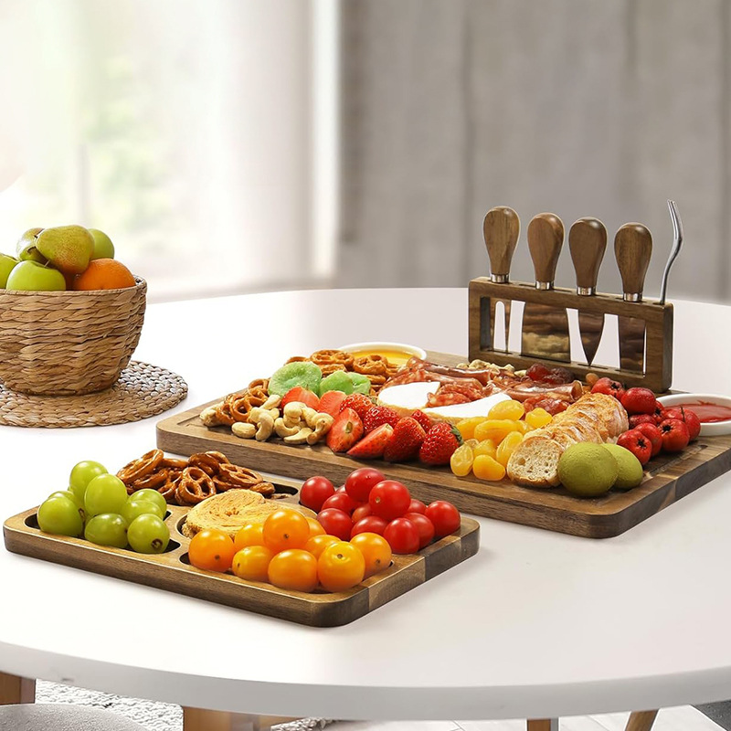 madera con cuchillo y tenedor tablero de corte tablero de queso tablero de comida casera fiesta snack plato de frutas