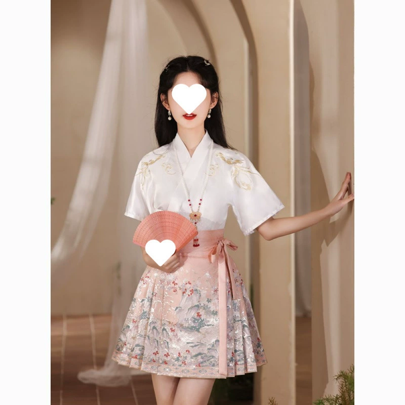 Летний костюм-двойка в китайском стиле «Лошадиная морда» династии Хань 2025 года, с китайскими элементами, розовой вышивкой допамина и золотыми короткими рукавами.