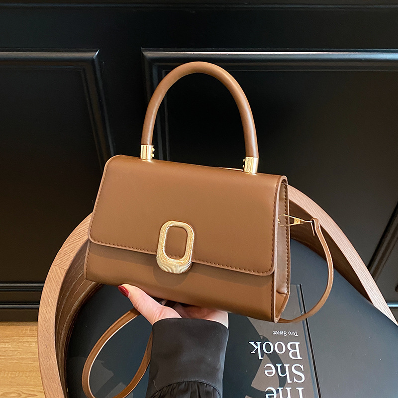 Moda y estilo occidental simple 2025 nuevo bolso de mensajero de un solo hombro de color sólido de moda elegante bolso cuadrado pequeño portátil de viaje de primavera mujer