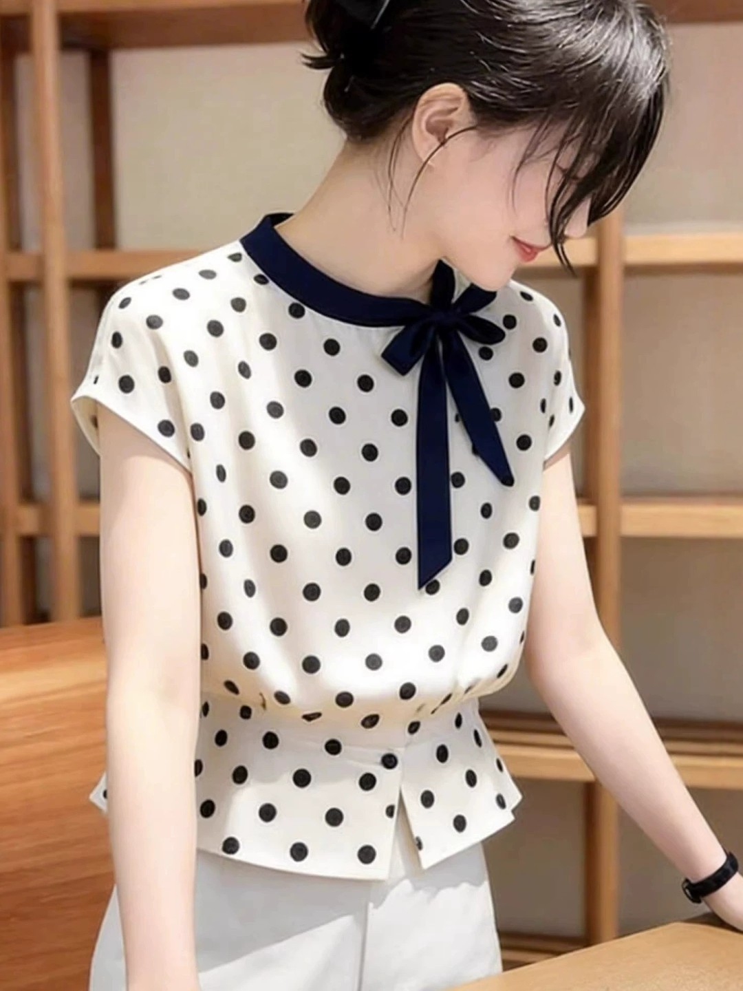 Áo sơ mi ngắn tay nữ họa tiết chấm bi nơ cổ điển, kiểu Hàn Quốc thời trang — Màu ảnh