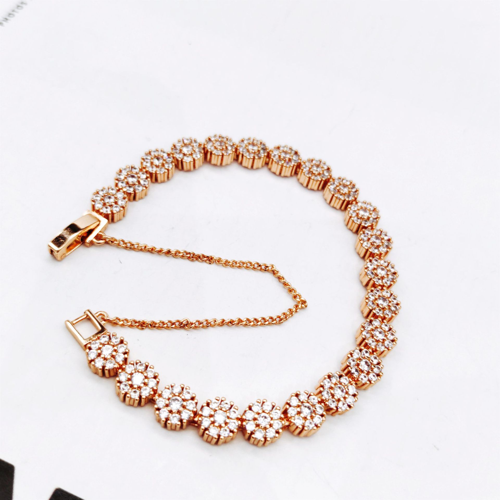 �¿�С������ʱ�о���Ů����������΢���ʯ�������� 370133