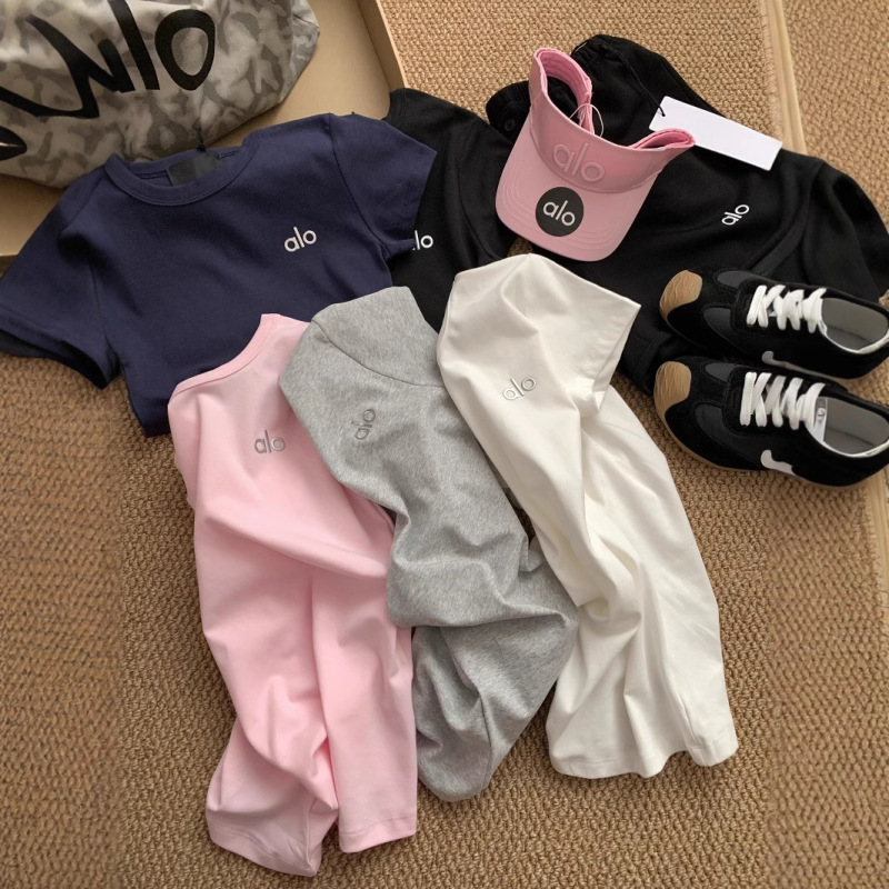ALO純色の丸首のアルファベットのプリント半袖tシャツの女性はスリムで痩せたデザイン感があります。|undefined
