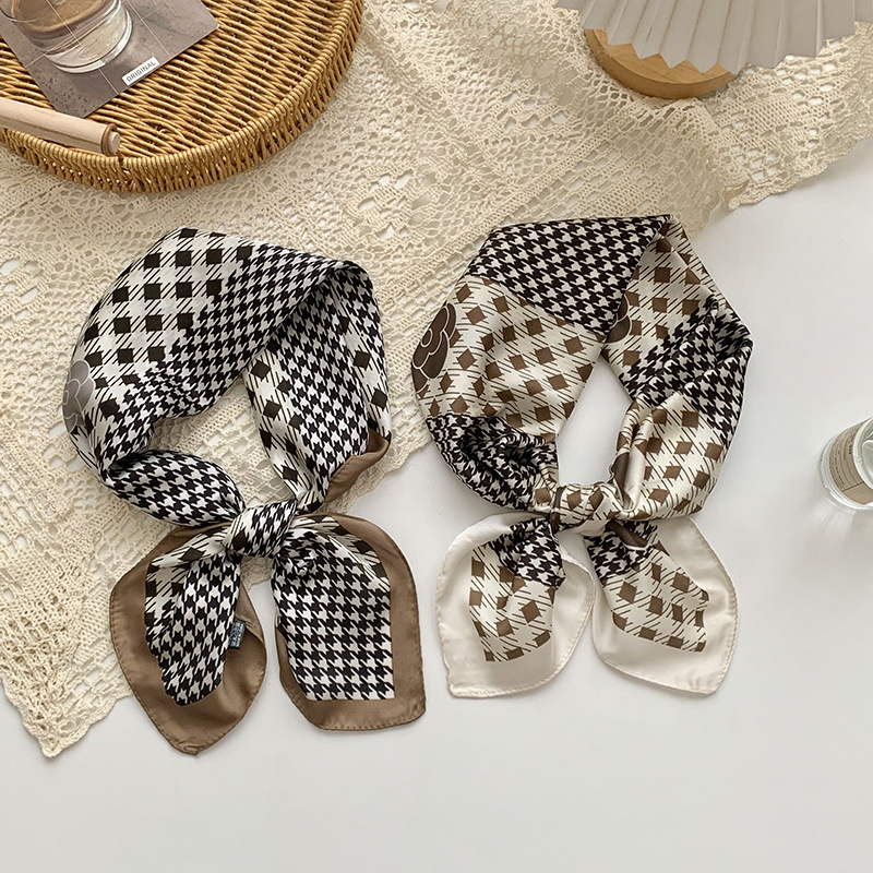 Bufanda de seda Bufanda cuadrada Sensación avanzada Bufanda con estampado de estilo occidental retro Chal pequeño Bufanda de seda de imitación exterior Bufanda en la cabeza Cinturón para el cabello